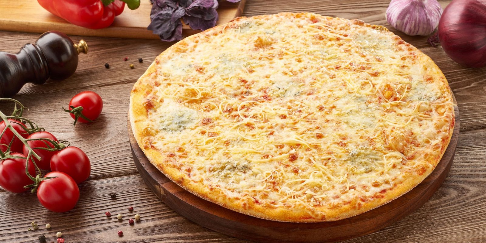 Пицца четыре сыра на тонком тесте