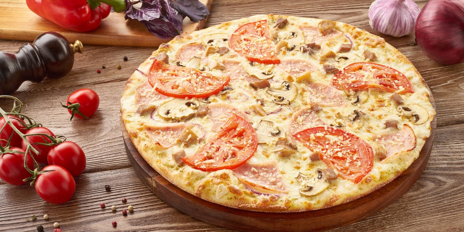 Пицца с моцареллой и помидорами и шампиньонами